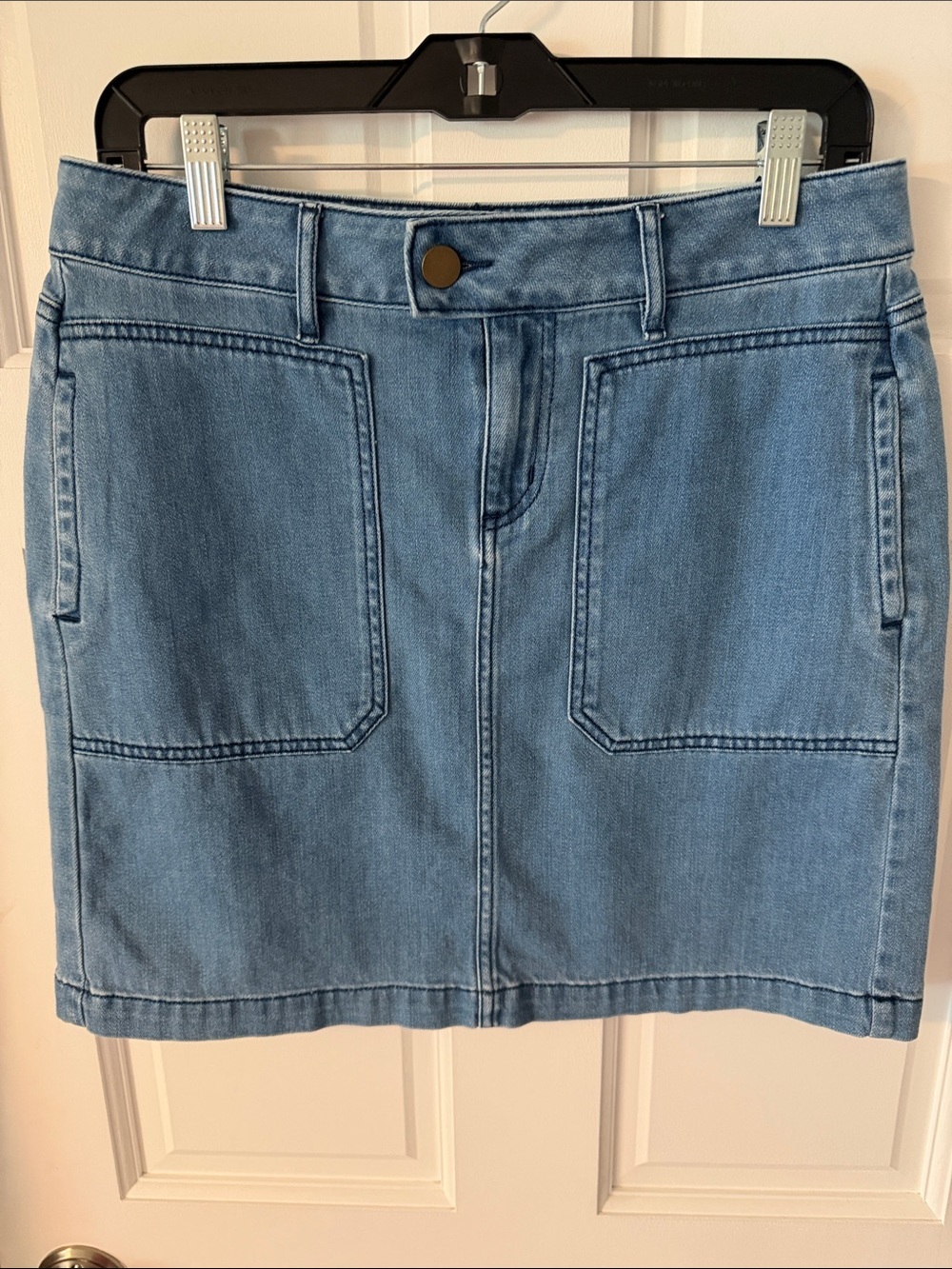 ANN TAYLOR Light Wash Denim Utility Patch Pocket Mini Skirt Size 8